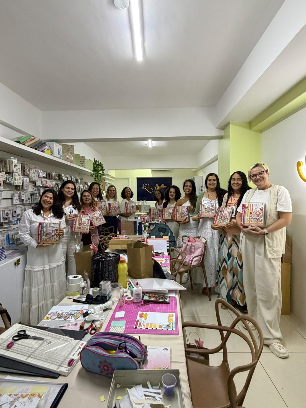 Grupo de alunas em oficina da Papillon Scrap exibindo seus álbuns de scrapbook