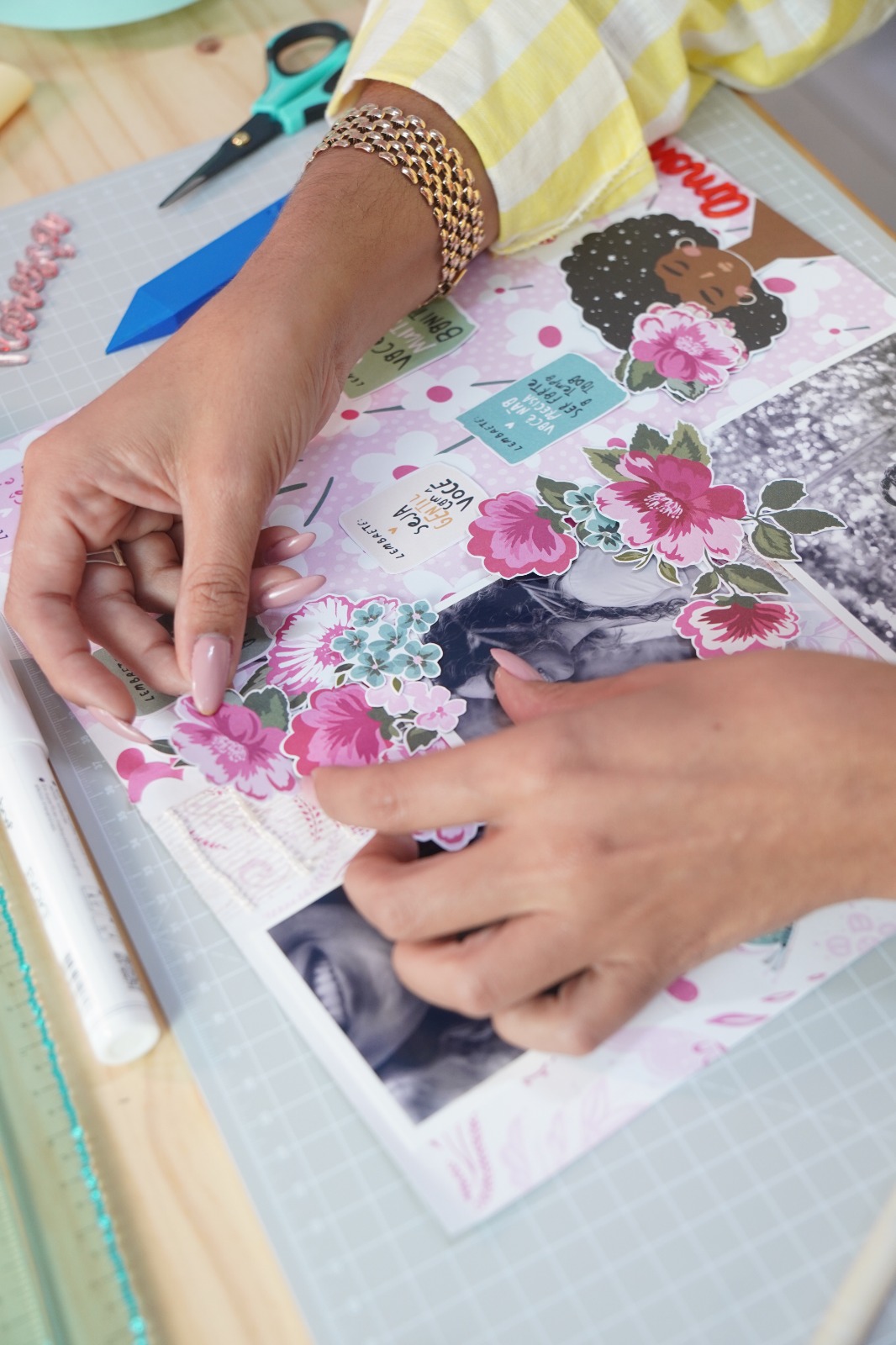 Letycia Flores trabalhando em uma página de scrapbook em seu ateliê